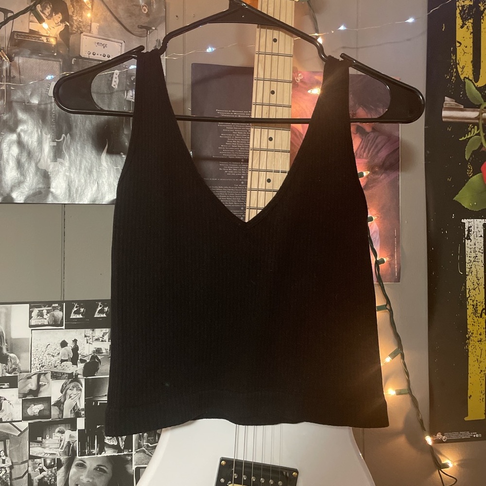 black, v-neck, cropped tank top from aura. size medium.